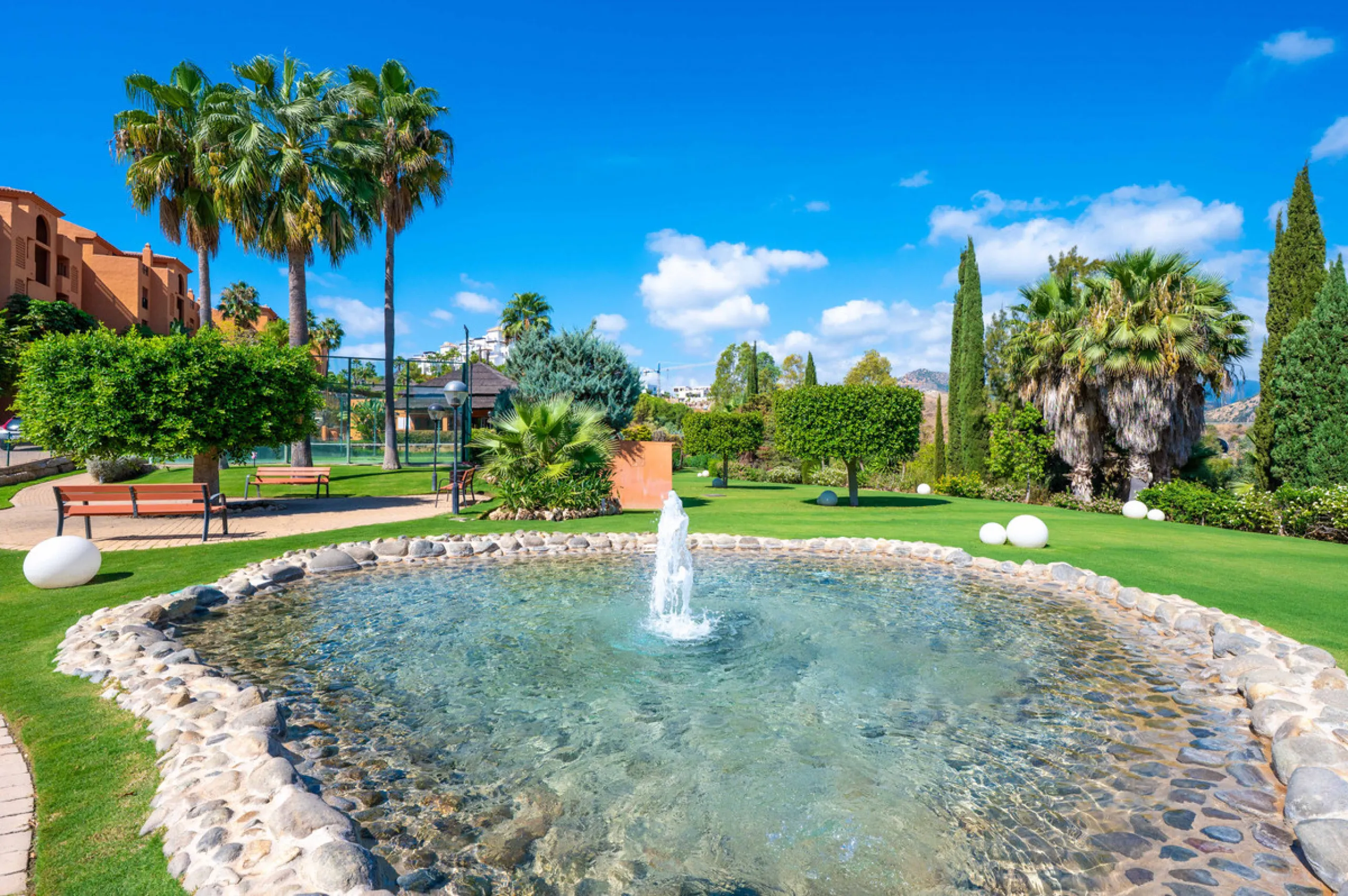 URB. GAZULES DEL SOL a highly sought-after 24-hour secured urbanization, you'll find this bright and spacious apartment in excellent condition. The community offers 4 outdoor swimming pools, a SPA with 2 indoor pools, sauna, gym, and an outdoor padel cour