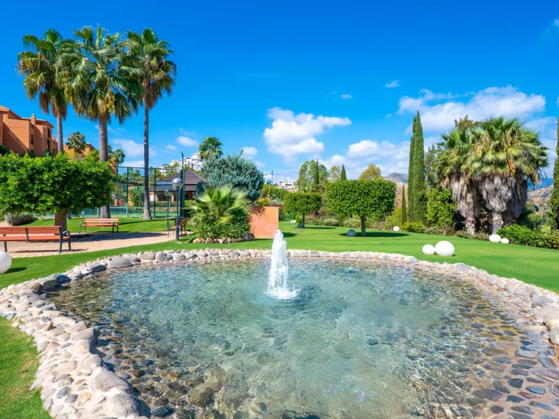 URB. GAZULES DEL SOL a highly sought-after 24-hour secured urbanization, you'll find this bright and spacious apartment in excellent condition. The community offers 4 outdoor swimming pools, a SPA with 2 indoor pools, sauna, gym, and an outdoor padel cour