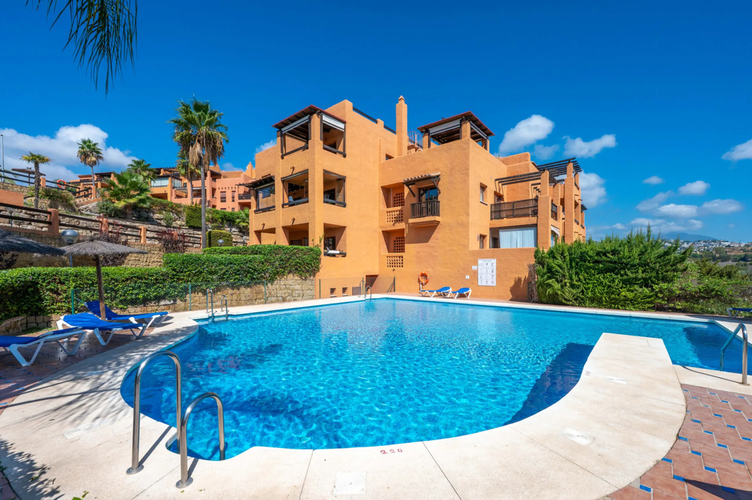 URB. GAZULES DEL SOL a highly sought-after 24-hour secured urbanization, you'll find this bright and spacious apartment in excellent condition. The community offers 4 outdoor swimming pools, a SPA with 2 indoor pools, sauna, gym, and an outdoor padel cour