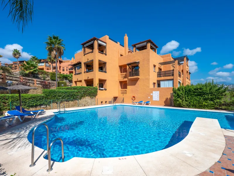 URB. GAZULES DEL SOL a highly sought-after 24-hour secured urbanization, you'll find this bright and spacious apartment in excellent condition. The community offers 4 outdoor swimming pools, a SPA with 2 indoor pools, sauna, gym, and an outdoor padel cour