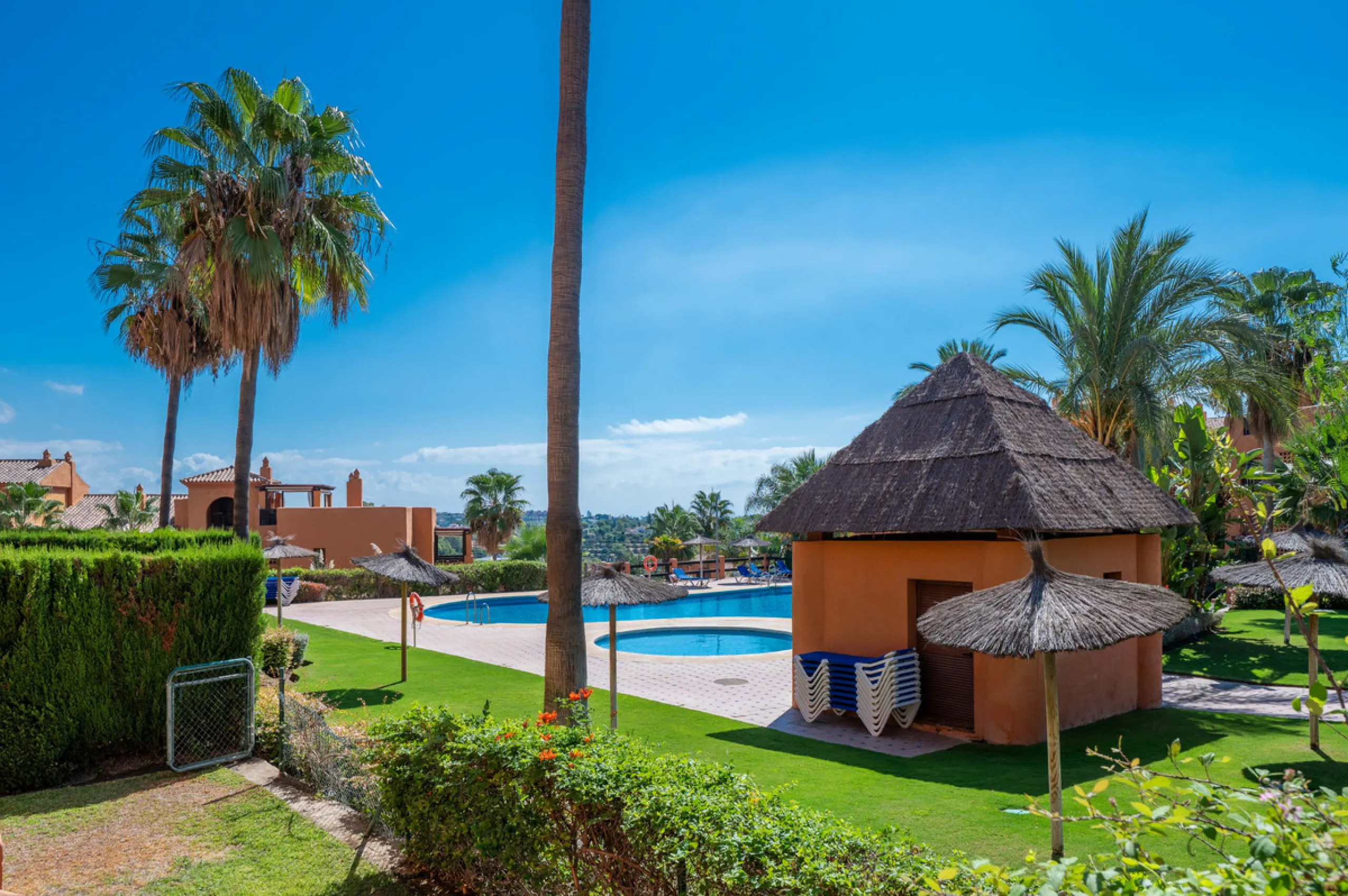 URB. GAZULES DEL SOL a highly sought-after 24-hour secured urbanization, you'll find this bright and spacious apartment in excellent condition. The community offers 4 outdoor swimming pools, a SPA with 2 indoor pools, sauna, gym, and an outdoor padel cour