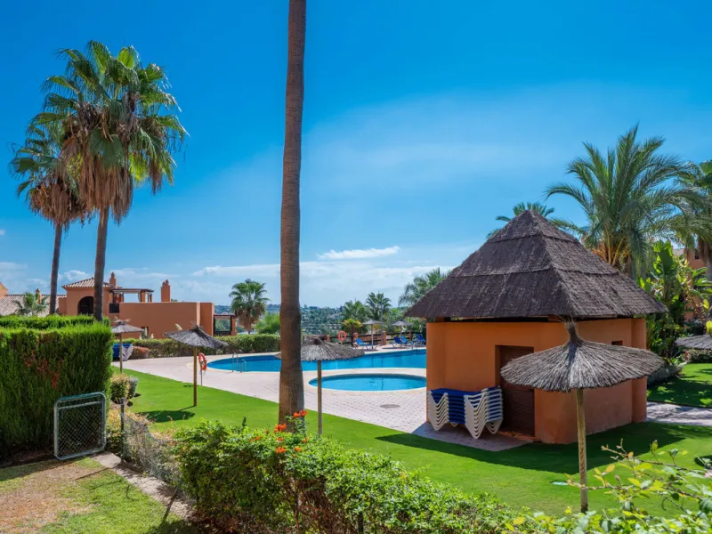 URB. GAZULES DEL SOL a highly sought-after 24-hour secured urbanization, you'll find this bright and spacious apartment in excellent condition. The community offers 4 outdoor swimming pools, a SPA with 2 indoor pools, sauna, gym, and an outdoor padel cour
