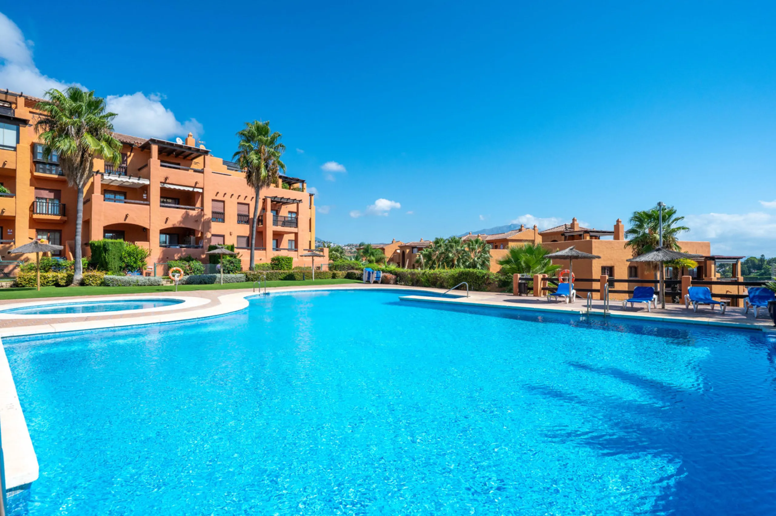URB. GAZULES DEL SOL a highly sought-after 24-hour secured urbanization, you'll find this bright and spacious apartment in excellent condition. The community offers 4 outdoor swimming pools, a SPA with 2 indoor pools, sauna, gym, and an outdoor padel cour