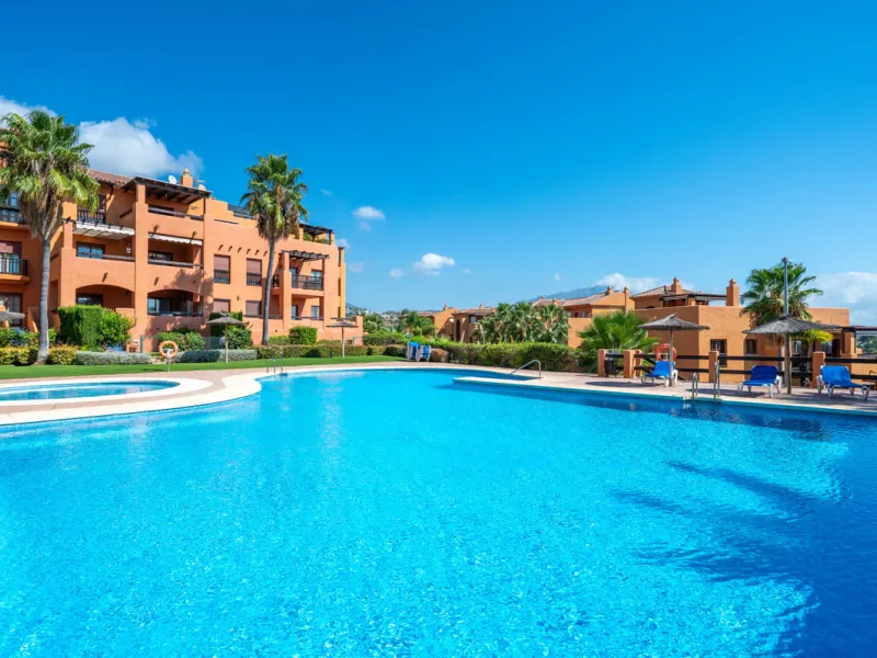 URB. GAZULES DEL SOL a highly sought-after 24-hour secured urbanization, you'll find this bright and spacious apartment in excellent condition. The community offers 4 outdoor swimming pools, a SPA with 2 indoor pools, sauna, gym, and an outdoor padel cour