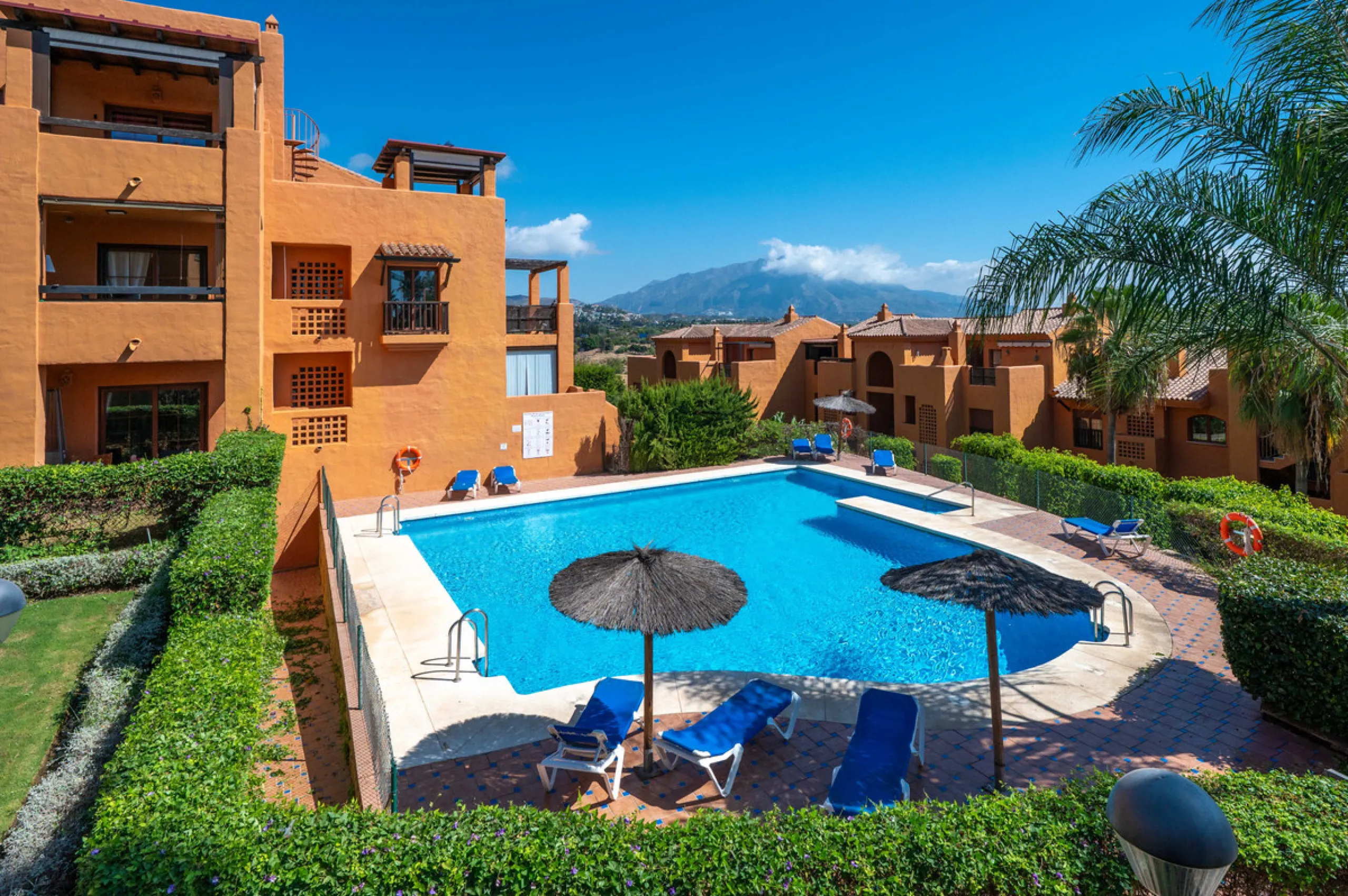 URB. GAZULES DEL SOL a highly sought-after 24-hour secured urbanization, you'll find this bright and spacious apartment in excellent condition. The community offers 4 outdoor swimming pools, a SPA with 2 indoor pools, sauna, gym, and an outdoor padel cour