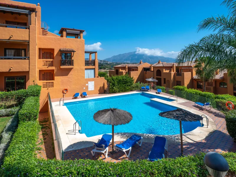 URB. GAZULES DEL SOL a highly sought-after 24-hour secured urbanization, you'll find this bright and spacious apartment in excellent condition. The community offers 4 outdoor swimming pools, a SPA with 2 indoor pools, sauna, gym, and an outdoor padel cour