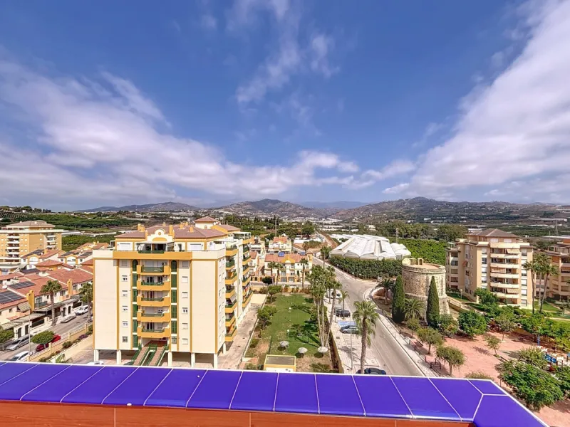 This charming penthouse in Algarrobo Costa has 2 bedrooms, 1 bathroom, a bright living-dining room and a fully equipped kitchen. Its large terrace allows you to enjoy stunning views of both the beach and the mountains, being an ideal space to relax, sunba
