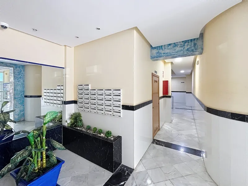 This charming penthouse in Algarrobo Costa has 2 bedrooms, 1 bathroom, a bright living-dining room and a fully equipped kitchen. Its large terrace allows you to enjoy stunning views of both the beach and the mountains, being an ideal space to relax, sunba