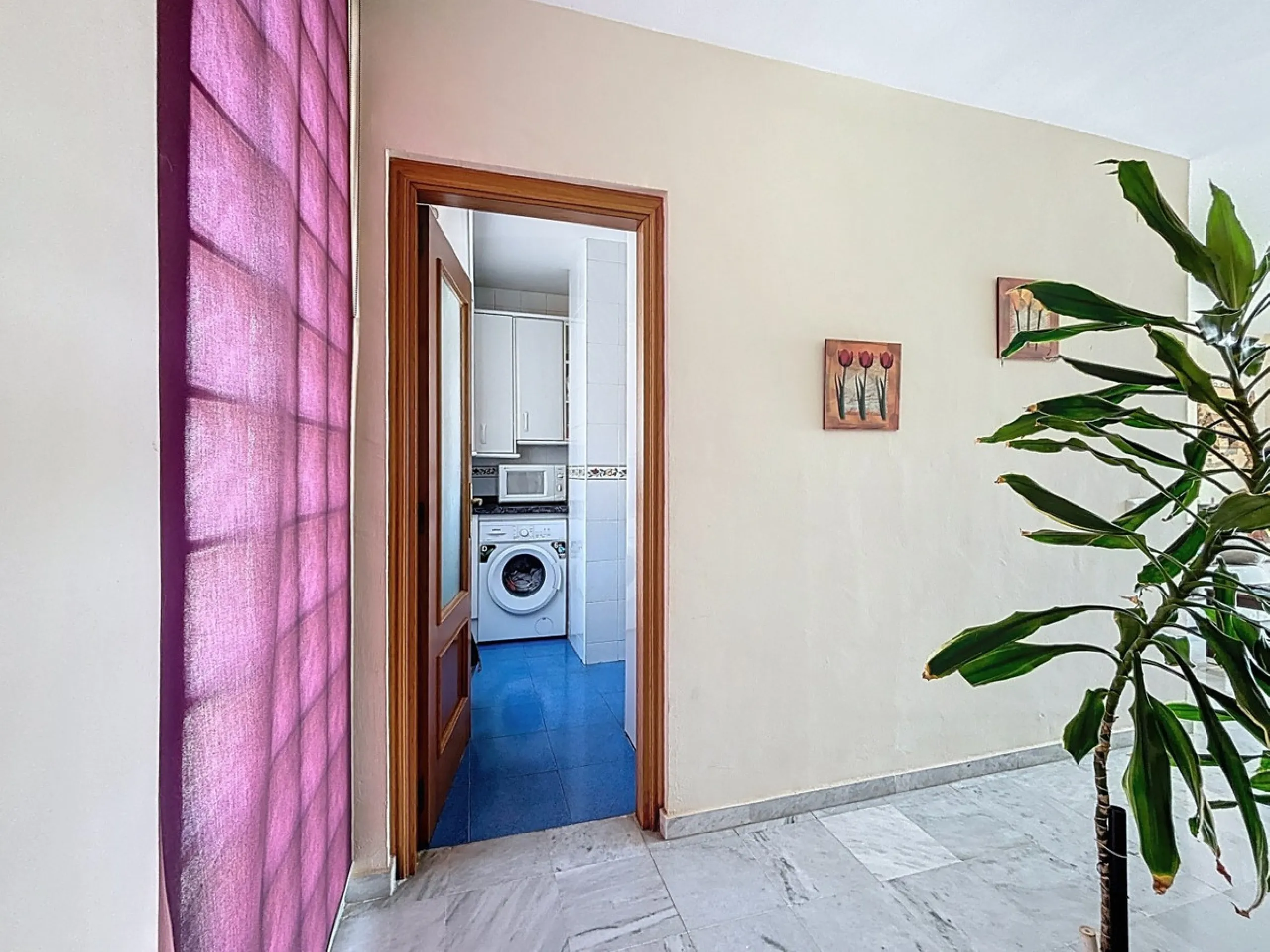 This charming penthouse in Algarrobo Costa has 2 bedrooms, 1 bathroom, a bright living-dining room and a fully equipped kitchen. Its large terrace allows you to enjoy stunning views of both the beach and the mountains, being an ideal space to relax, sunba