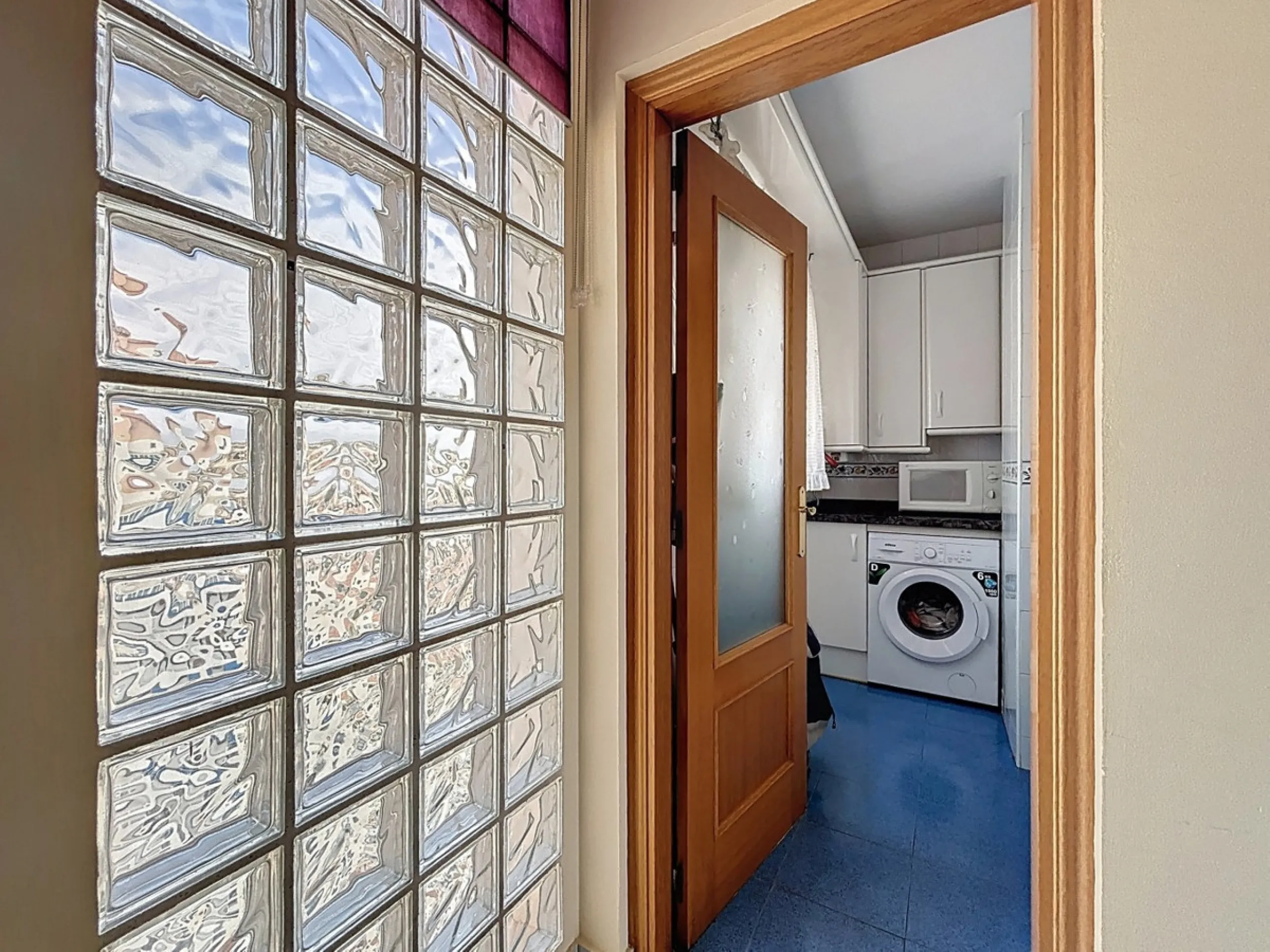 This charming penthouse in Algarrobo Costa has 2 bedrooms, 1 bathroom, a bright living-dining room and a fully equipped kitchen. Its large terrace allows you to enjoy stunning views of both the beach and the mountains, being an ideal space to relax, sunba