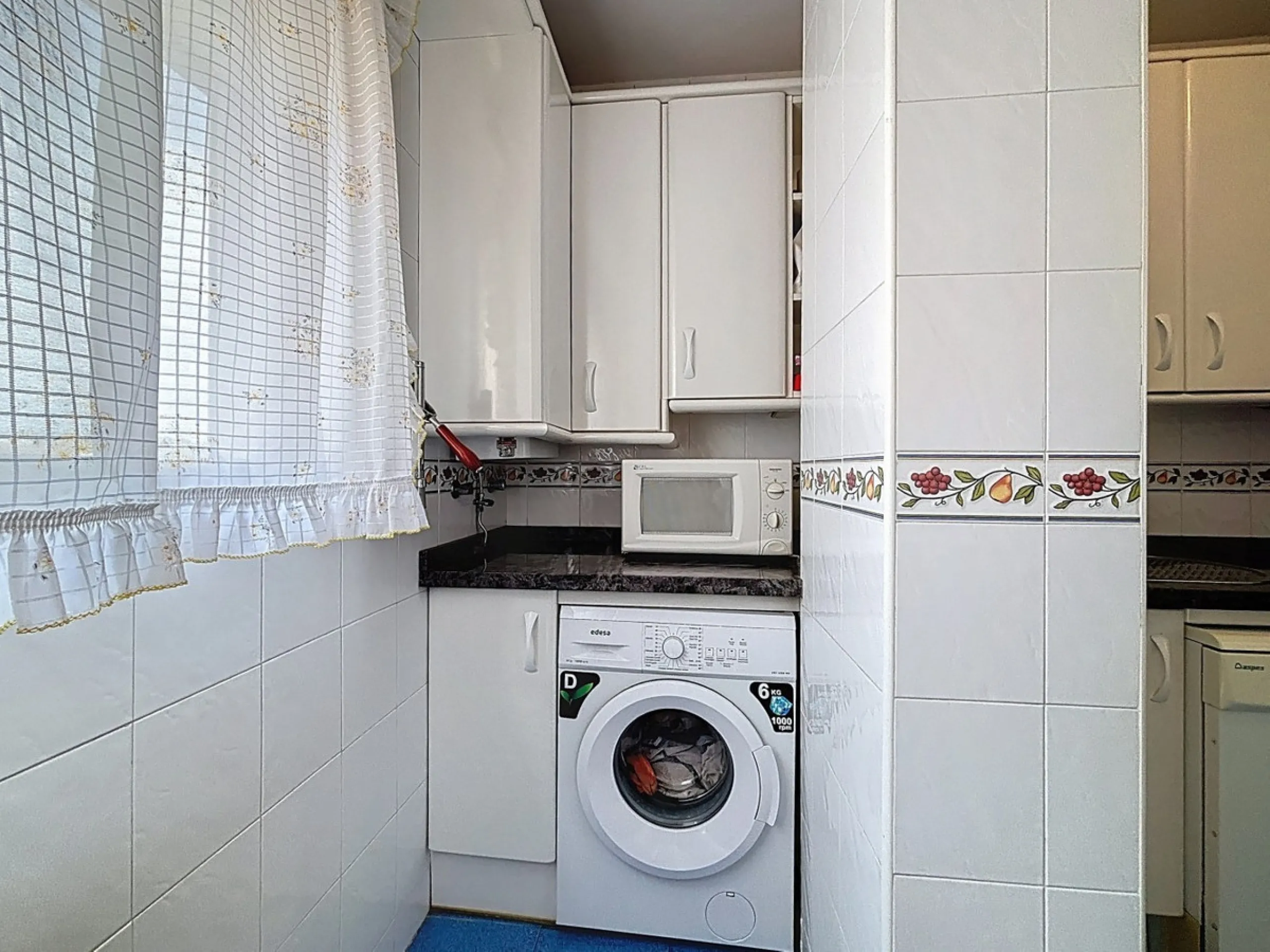 This charming penthouse in Algarrobo Costa has 2 bedrooms, 1 bathroom, a bright living-dining room and a fully equipped kitchen. Its large terrace allows you to enjoy stunning views of both the beach and the mountains, being an ideal space to relax, sunba