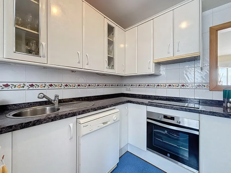 This charming penthouse in Algarrobo Costa has 2 bedrooms, 1 bathroom, a bright living-dining room and a fully equipped kitchen. Its large terrace allows you to enjoy stunning views of both the beach and the mountains, being an ideal space to relax, sunba