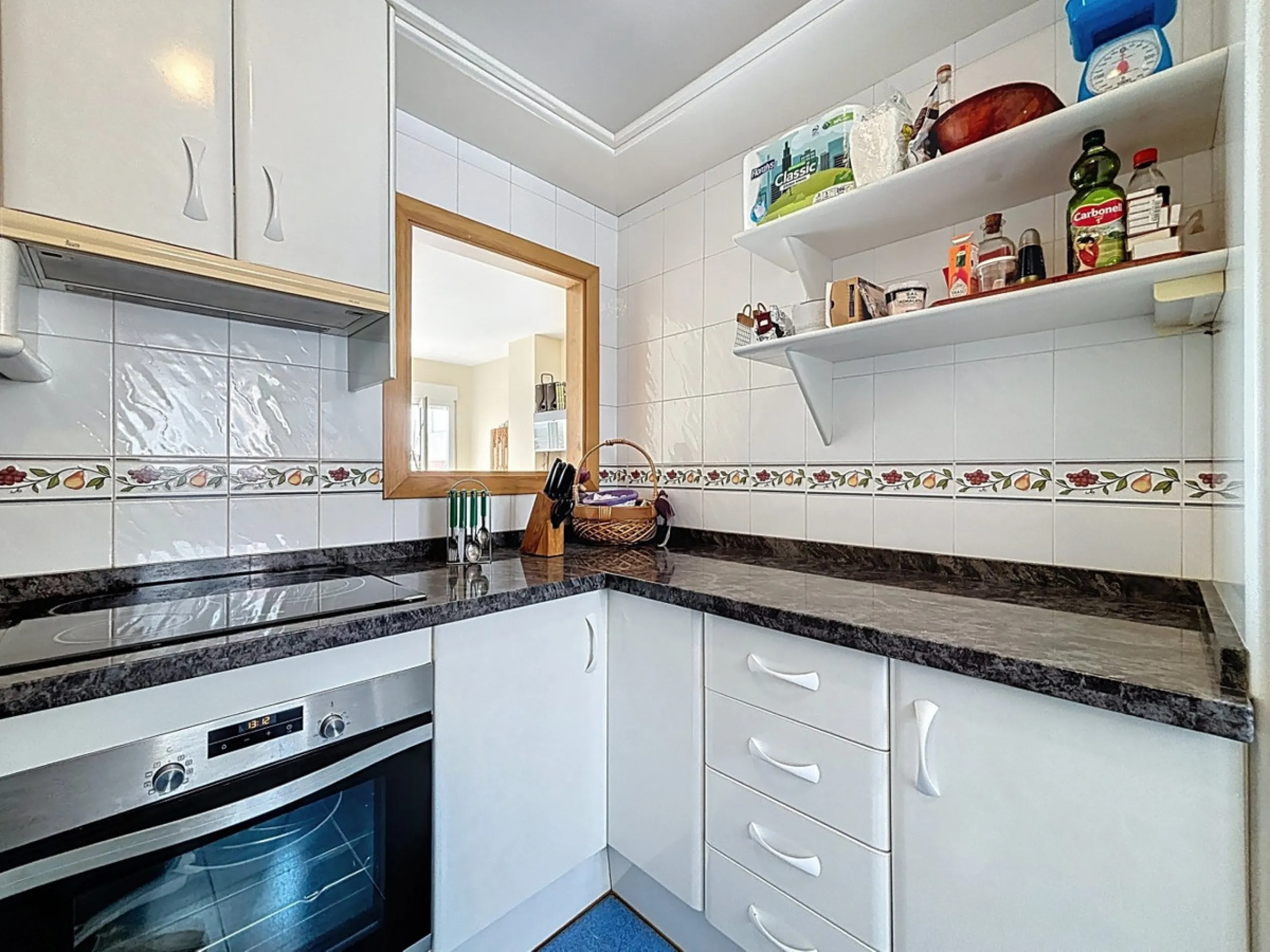 This charming penthouse in Algarrobo Costa has 2 bedrooms, 1 bathroom, a bright living-dining room and a fully equipped kitchen. Its large terrace allows you to enjoy stunning views of both the beach and the mountains, being an ideal space to relax, sunba