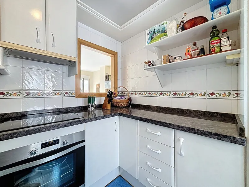 This charming penthouse in Algarrobo Costa has 2 bedrooms, 1 bathroom, a bright living-dining room and a fully equipped kitchen. Its large terrace allows you to enjoy stunning views of both the beach and the mountains, being an ideal space to relax, sunba