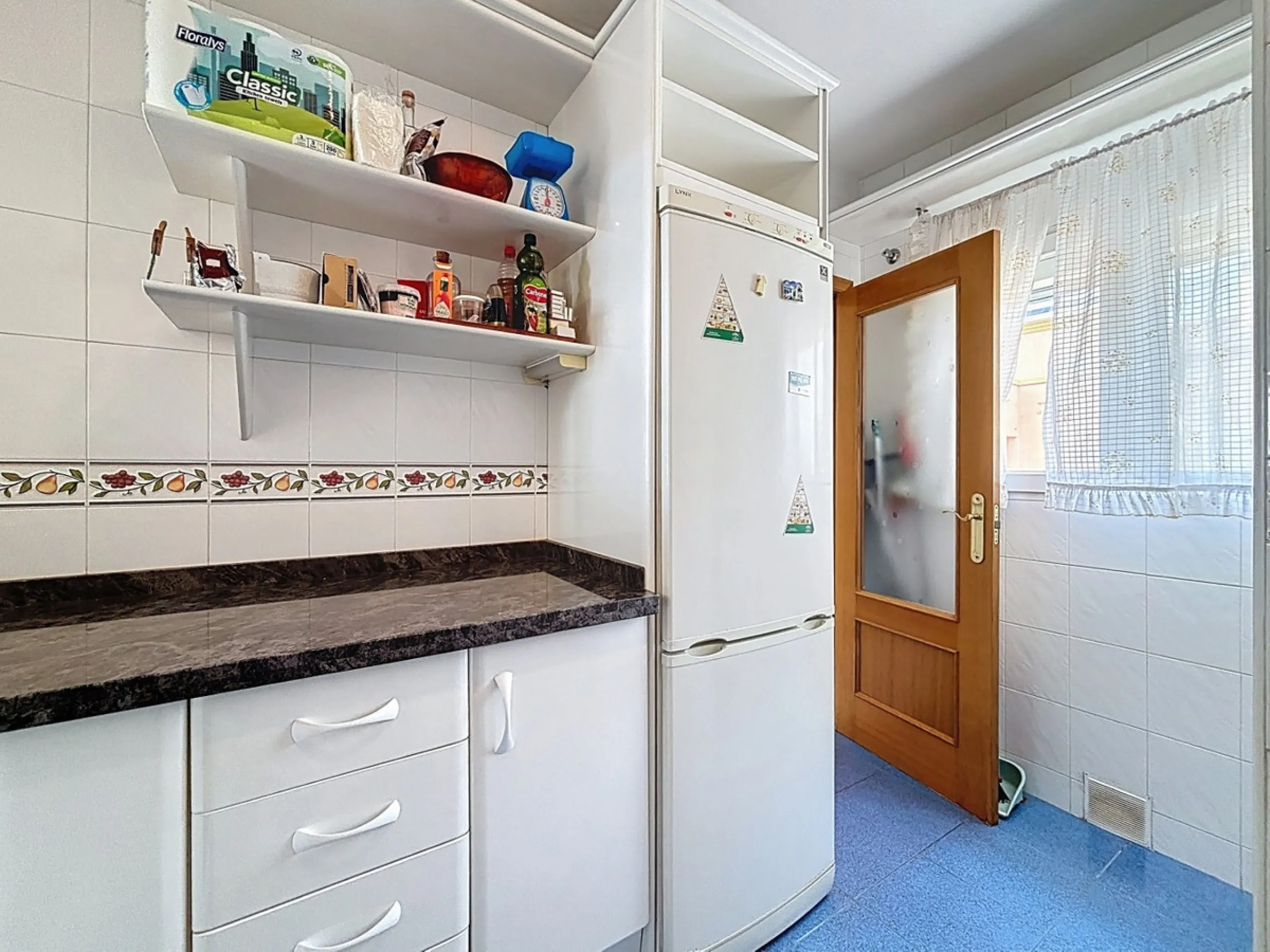 This charming penthouse in Algarrobo Costa has 2 bedrooms, 1 bathroom, a bright living-dining room and a fully equipped kitchen. Its large terrace allows you to enjoy stunning views of both the beach and the mountains, being an ideal space to relax, sunba