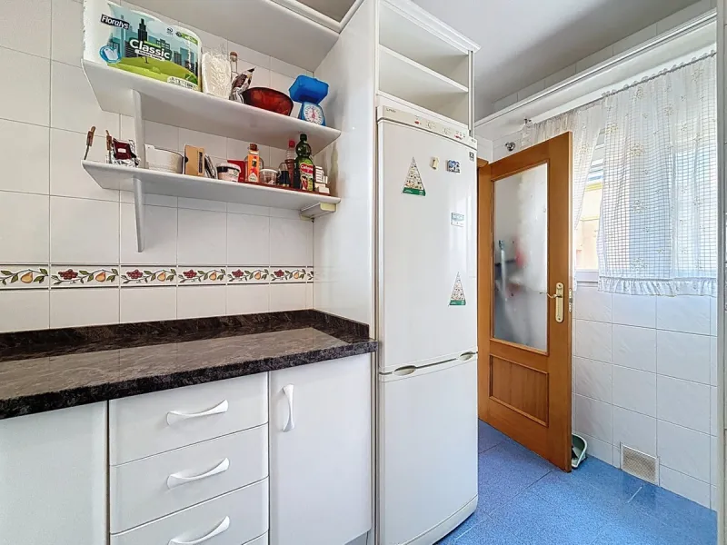 This charming penthouse in Algarrobo Costa has 2 bedrooms, 1 bathroom, a bright living-dining room and a fully equipped kitchen. Its large terrace allows you to enjoy stunning views of both the beach and the mountains, being an ideal space to relax, sunba