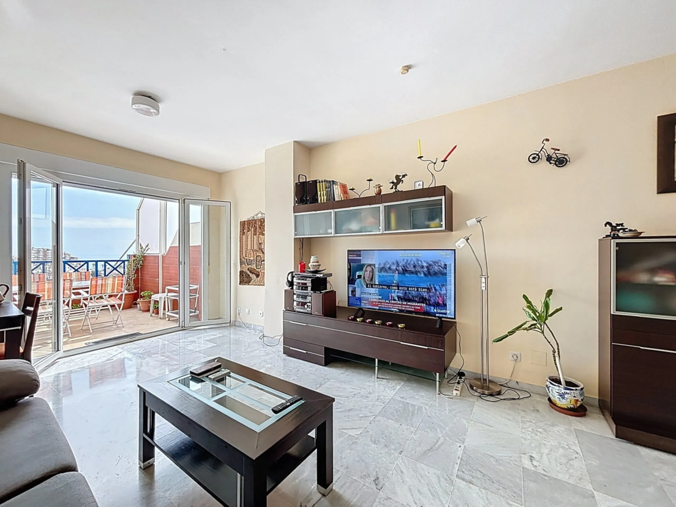 This charming penthouse in Algarrobo Costa has 2 bedrooms, 1 bathroom, a bright living-dining room and a fully equipped kitchen. Its large terrace allows you to enjoy stunning views of both the beach and the mountains, being an ideal space to relax, sunba