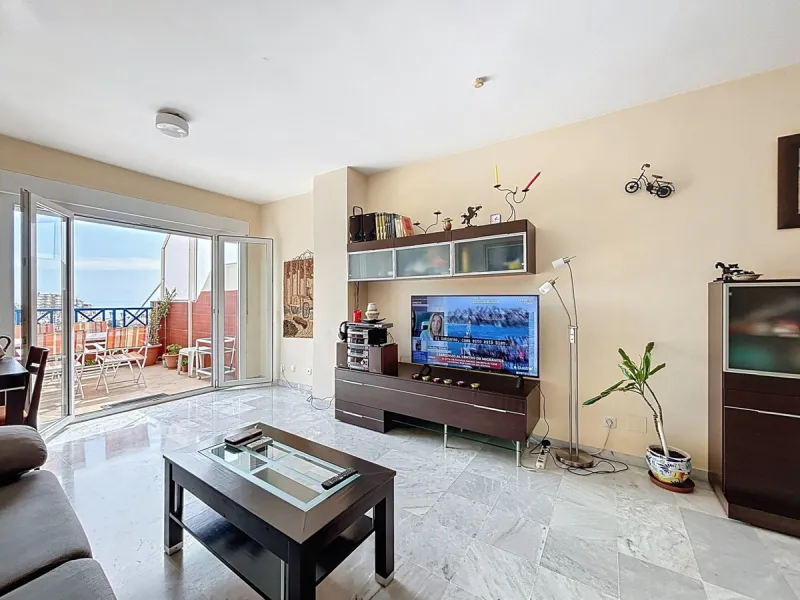 This charming penthouse in Algarrobo Costa has 2 bedrooms, 1 bathroom, a bright living-dining room and a fully equipped kitchen. Its large terrace allows you to enjoy stunning views of both the beach and the mountains, being an ideal space to relax, sunba
