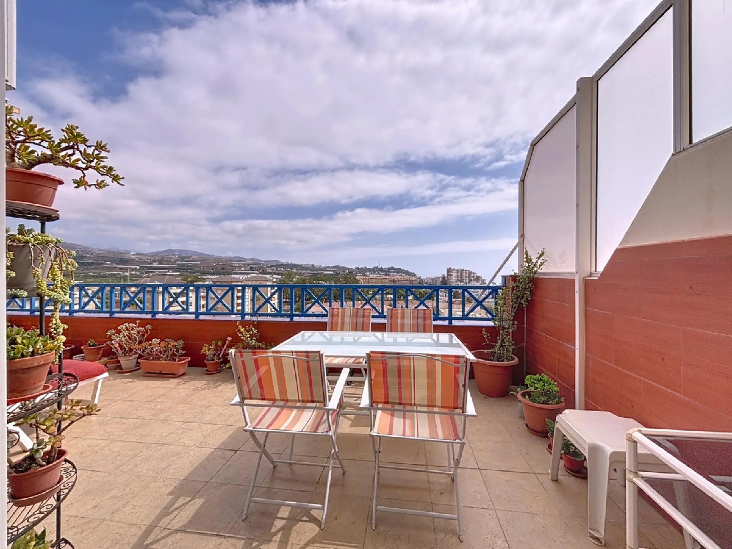 This charming penthouse in Algarrobo Costa has 2 bedrooms, 1 bathroom, a bright living-dining room and a fully equipped kitchen. Its large terrace allows you to enjoy stunning views of both the beach and the mountains, being an ideal space to relax, sunba