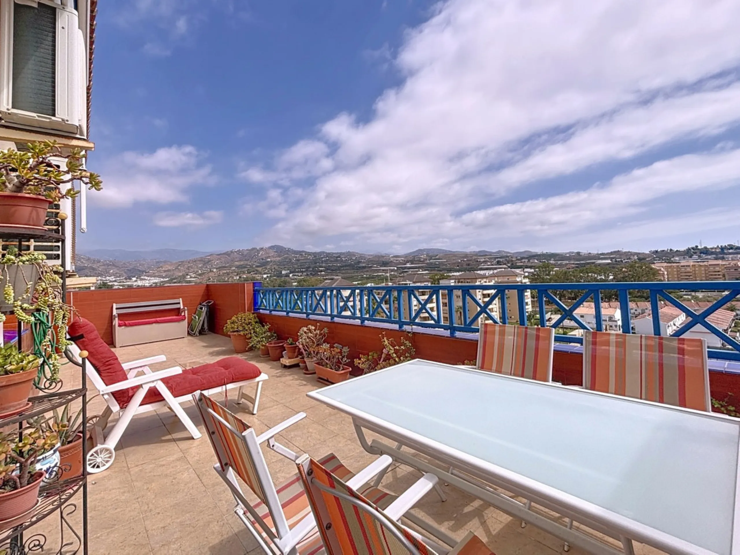 This charming penthouse in Algarrobo Costa has 2 bedrooms, 1 bathroom, a bright living-dining room and a fully equipped kitchen. Its large terrace allows you to enjoy stunning views of both the beach and the mountains, being an ideal space to relax, sunba