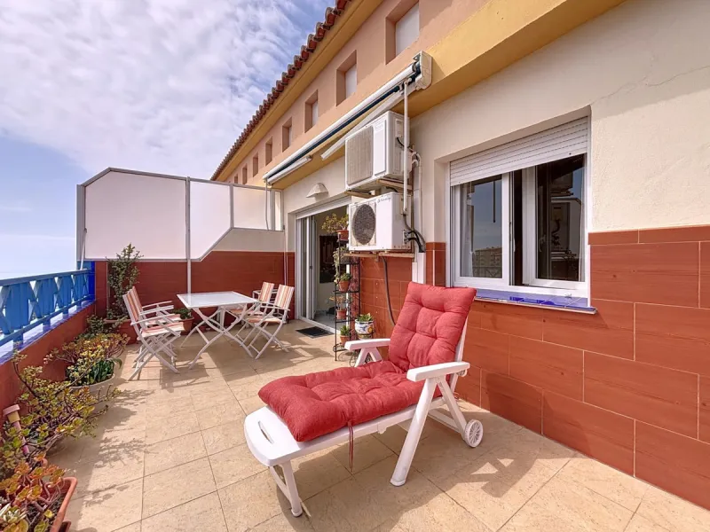 This charming penthouse in Algarrobo Costa has 2 bedrooms, 1 bathroom, a bright living-dining room and a fully equipped kitchen. Its large terrace allows you to enjoy stunning views of both the beach and the mountains, being an ideal space to relax, sunba