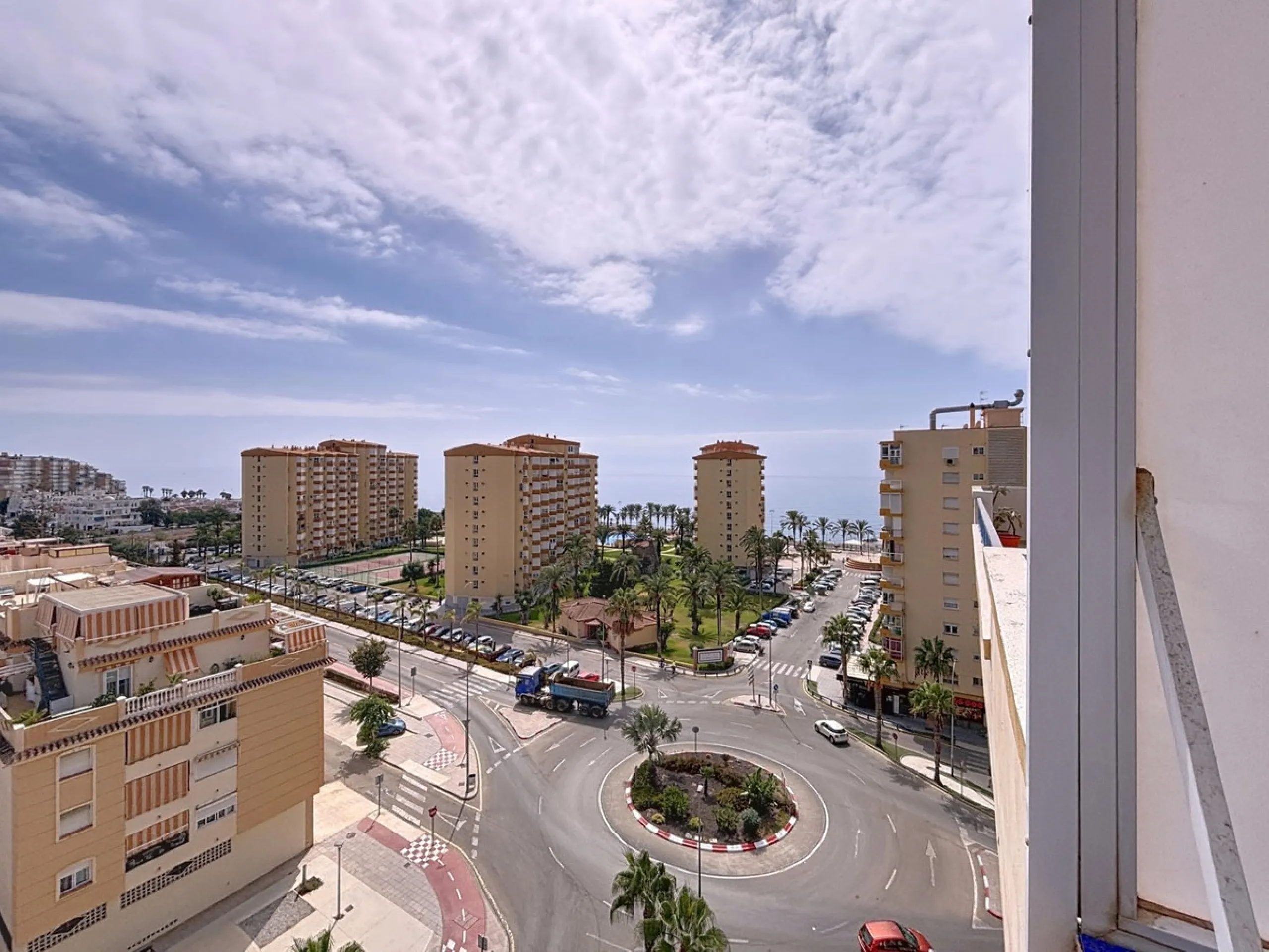 This charming penthouse in Algarrobo Costa has 2 bedrooms, 1 bathroom, a bright living-dining room and a fully equipped kitchen. Its large terrace allows you to enjoy stunning views of both the beach and the mountains, being an ideal space to relax, sunba