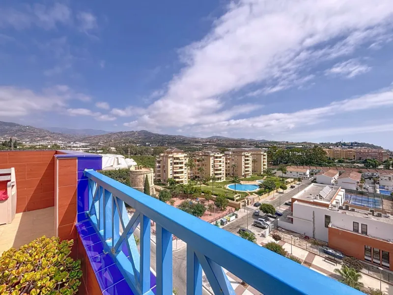 This charming penthouse in Algarrobo Costa has 2 bedrooms, 1 bathroom, a bright living-dining room and a fully equipped kitchen. Its large terrace allows you to enjoy stunning views of both the beach and the mountains, being an ideal space to relax, sunba