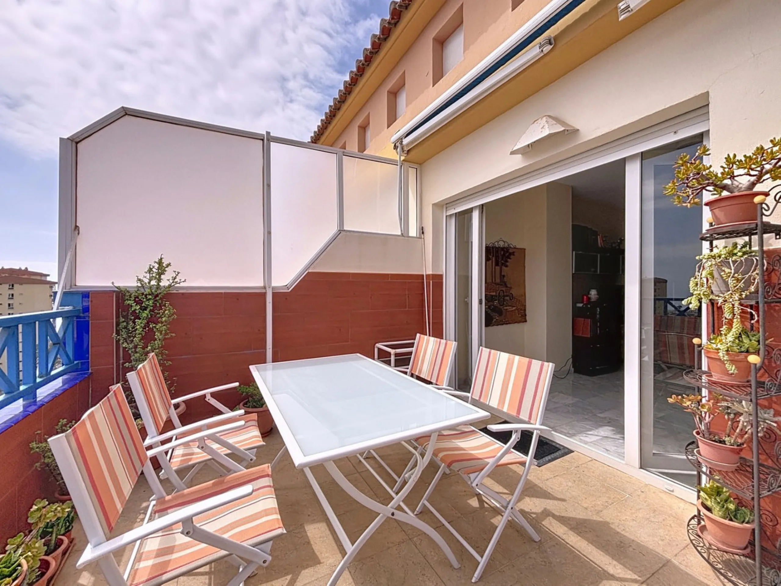 This charming penthouse in Algarrobo Costa has 2 bedrooms, 1 bathroom, a bright living-dining room and a fully equipped kitchen. Its large terrace allows you to enjoy stunning views of both the beach and the mountains, being an ideal space to relax, sunba