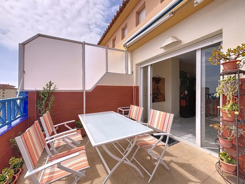 This charming penthouse in Algarrobo Costa has 2 bedrooms, 1 bathroom, a bright living-dining room and a fully equipped kitchen. Its large terrace allows you to enjoy stunning views of both the beach and the mountains, being an ideal space to relax, sunba