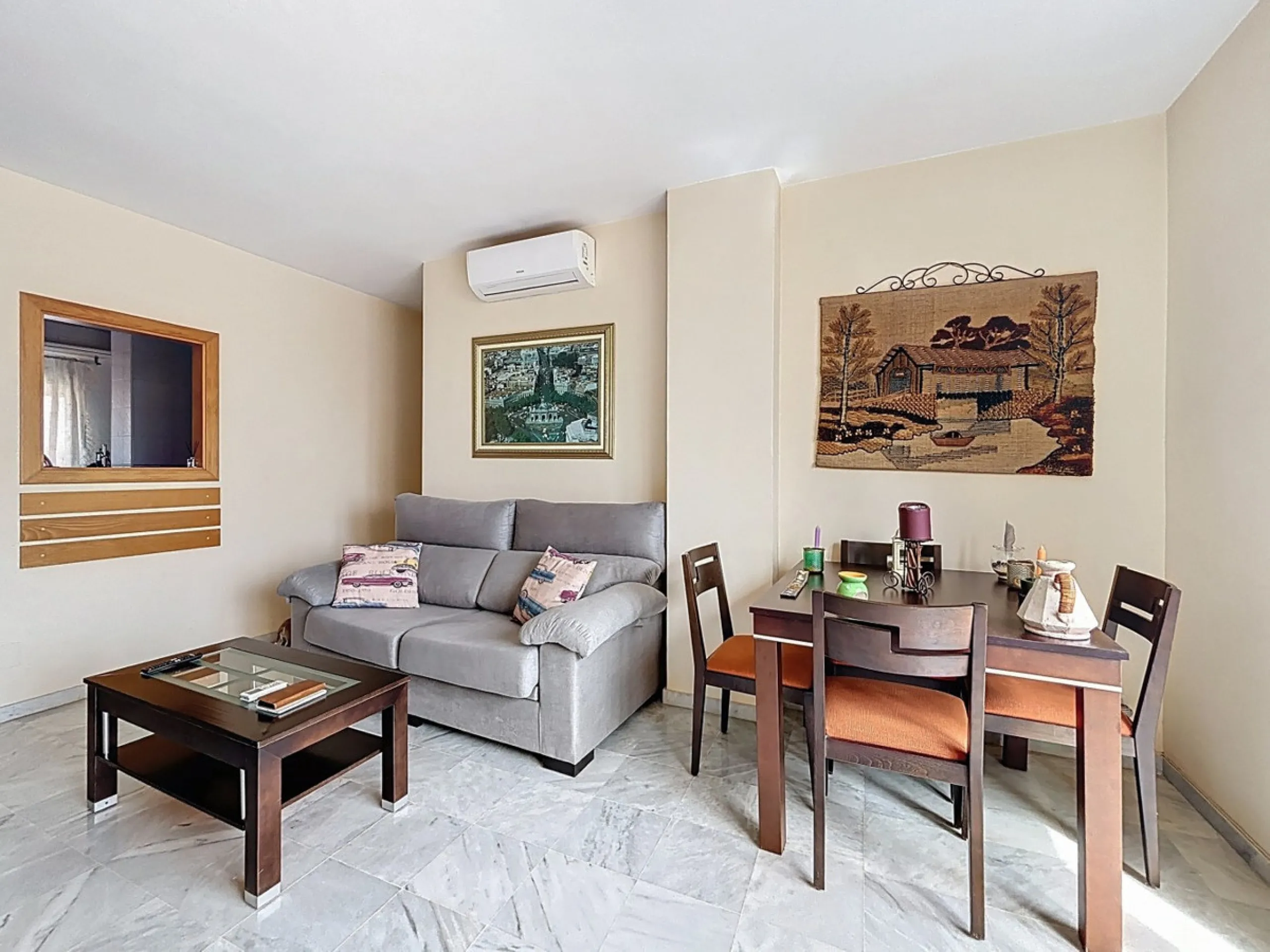 This charming penthouse in Algarrobo Costa has 2 bedrooms, 1 bathroom, a bright living-dining room and a fully equipped kitchen. Its large terrace allows you to enjoy stunning views of both the beach and the mountains, being an ideal space to relax, sunba