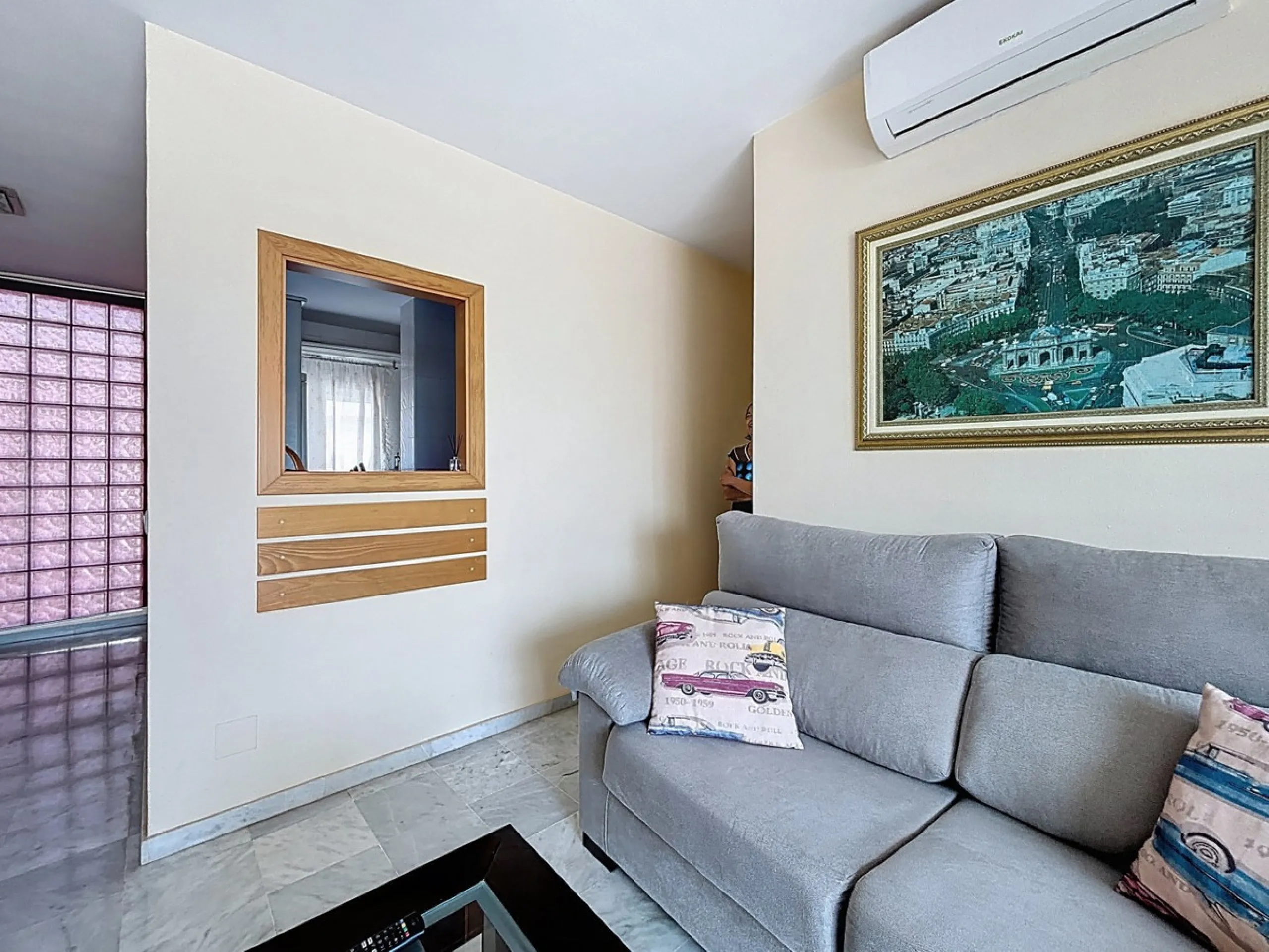 This charming penthouse in Algarrobo Costa has 2 bedrooms, 1 bathroom, a bright living-dining room and a fully equipped kitchen. Its large terrace allows you to enjoy stunning views of both the beach and the mountains, being an ideal space to relax, sunba
