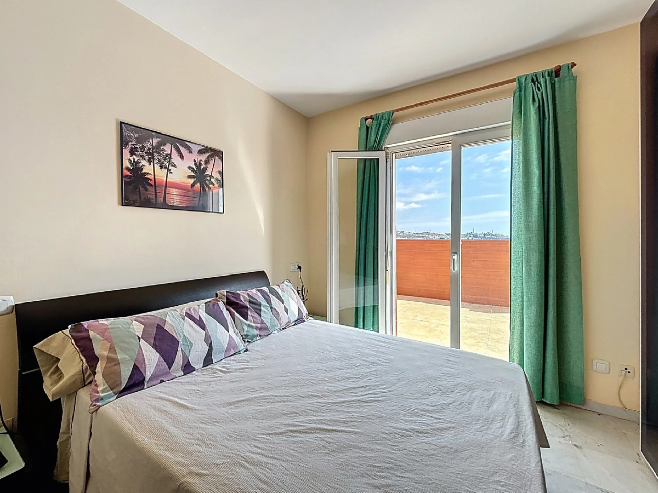 This charming penthouse in Algarrobo Costa has 2 bedrooms, 1 bathroom, a bright living-dining room and a fully equipped kitchen. Its large terrace allows you to enjoy stunning views of both the beach and the mountains, being an ideal space to relax, sunba