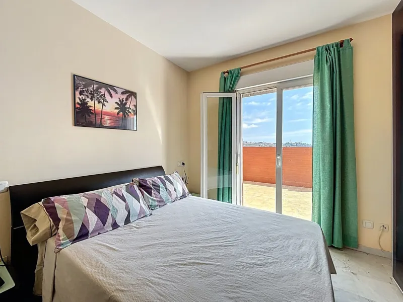This charming penthouse in Algarrobo Costa has 2 bedrooms, 1 bathroom, a bright living-dining room and a fully equipped kitchen. Its large terrace allows you to enjoy stunning views of both the beach and the mountains, being an ideal space to relax, sunba