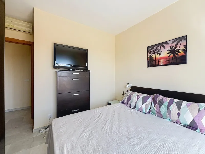 This charming penthouse in Algarrobo Costa has 2 bedrooms, 1 bathroom, a bright living-dining room and a fully equipped kitchen. Its large terrace allows you to enjoy stunning views of both the beach and the mountains, being an ideal space to relax, sunba