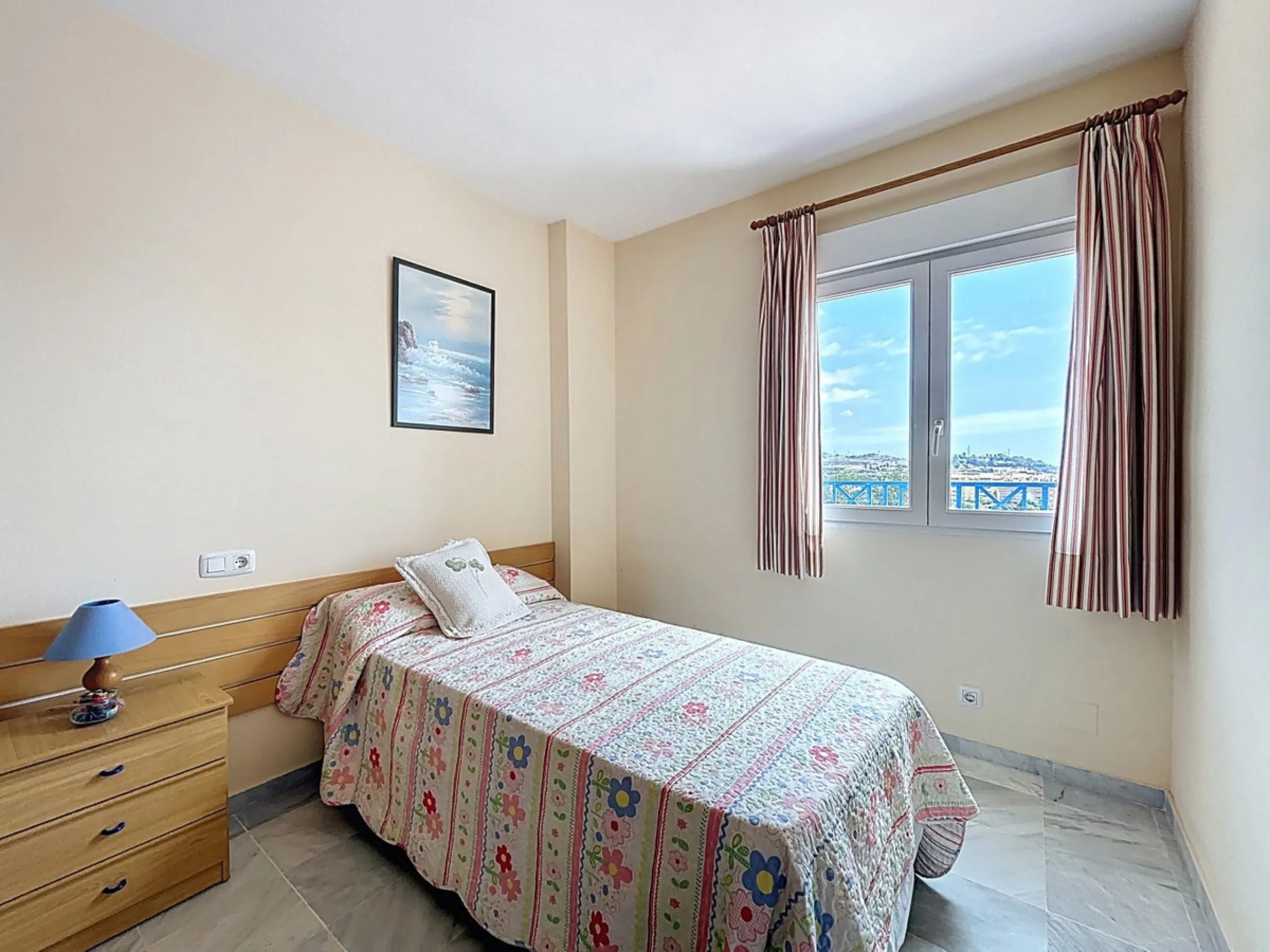 This charming penthouse in Algarrobo Costa has 2 bedrooms, 1 bathroom, a bright living-dining room and a fully equipped kitchen. Its large terrace allows you to enjoy stunning views of both the beach and the mountains, being an ideal space to relax, sunba