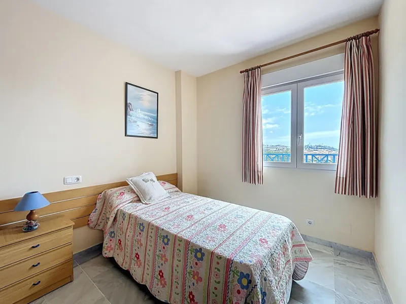 This charming penthouse in Algarrobo Costa has 2 bedrooms, 1 bathroom, a bright living-dining room and a fully equipped kitchen. Its large terrace allows you to enjoy stunning views of both the beach and the mountains, being an ideal space to relax, sunba