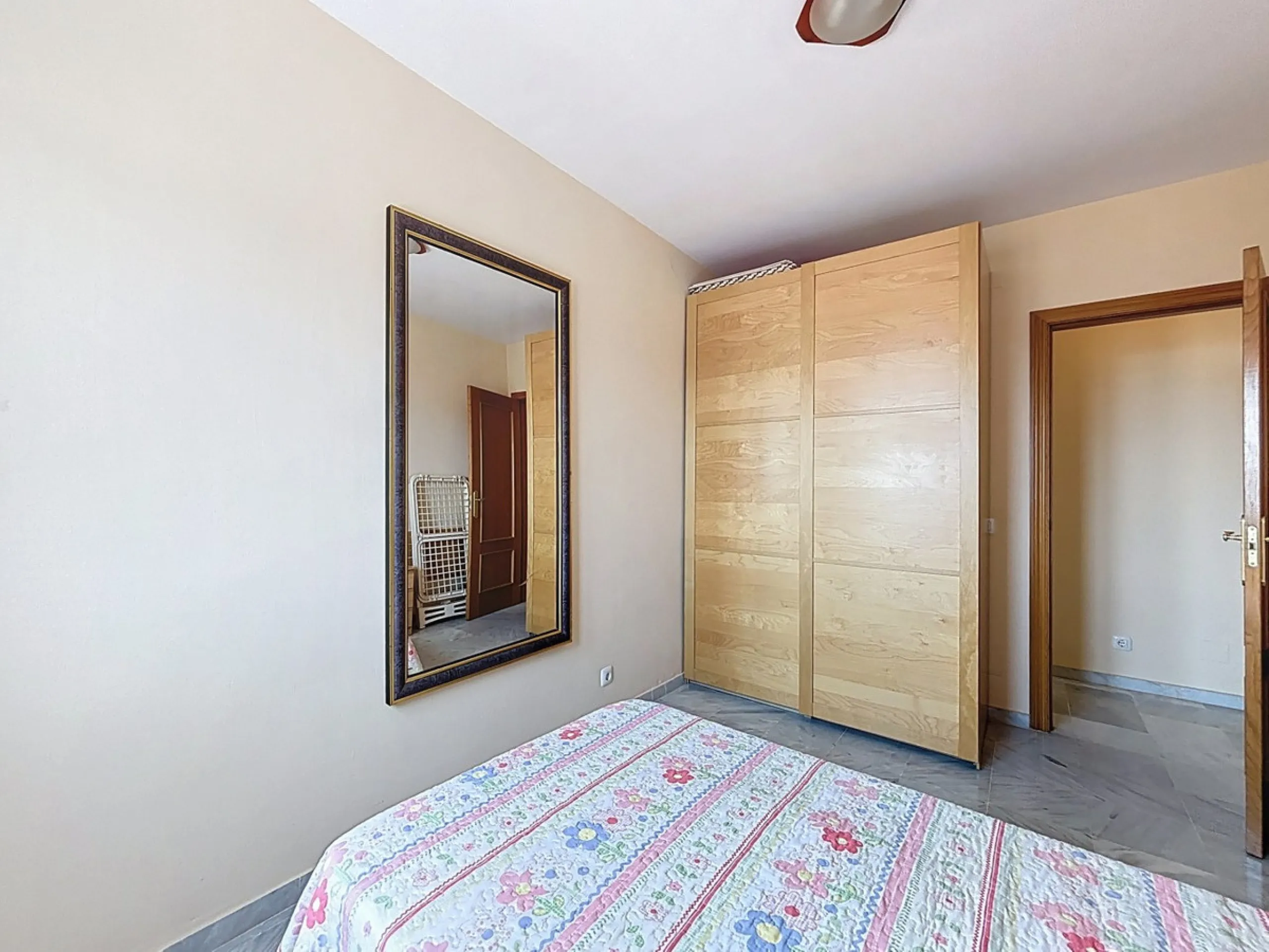 This charming penthouse in Algarrobo Costa has 2 bedrooms, 1 bathroom, a bright living-dining room and a fully equipped kitchen. Its large terrace allows you to enjoy stunning views of both the beach and the mountains, being an ideal space to relax, sunba
