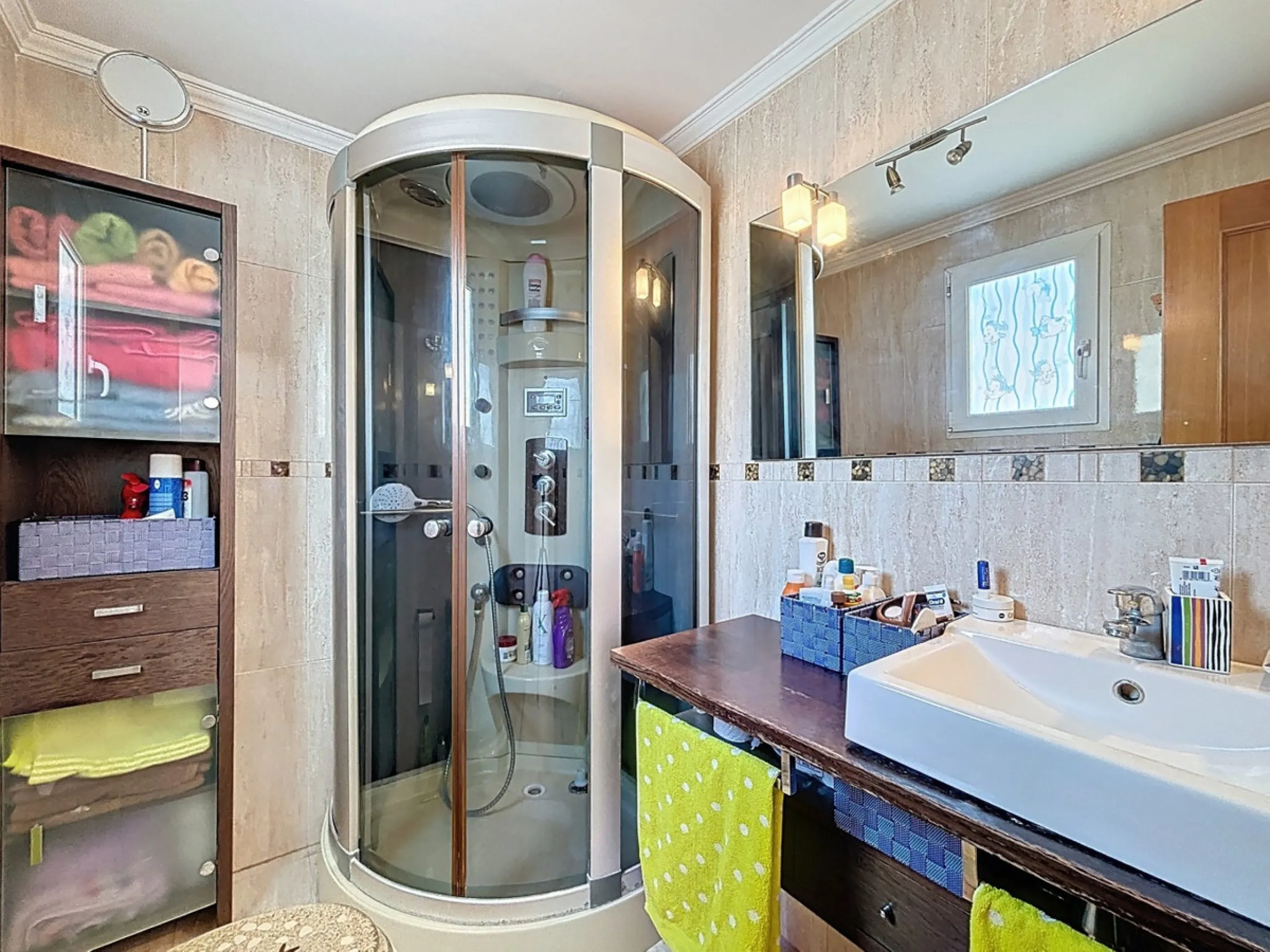 This charming penthouse in Algarrobo Costa has 2 bedrooms, 1 bathroom, a bright living-dining room and a fully equipped kitchen. Its large terrace allows you to enjoy stunning views of both the beach and the mountains, being an ideal space to relax, sunba