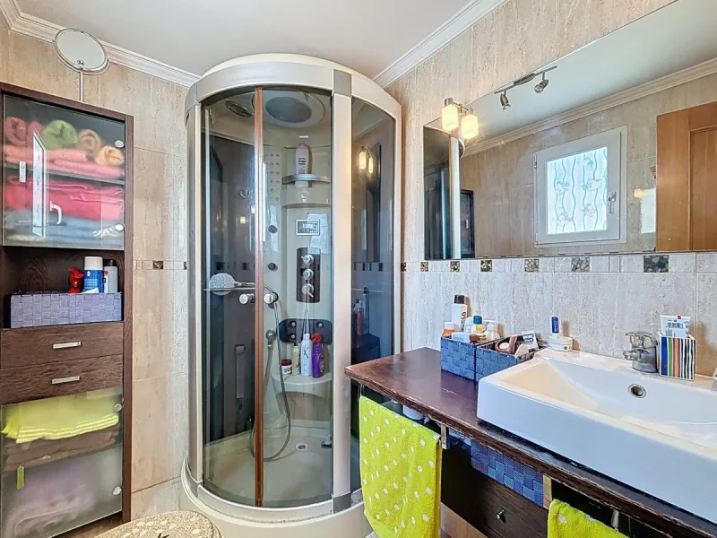 This charming penthouse in Algarrobo Costa has 2 bedrooms, 1 bathroom, a bright living-dining room and a fully equipped kitchen. Its large terrace allows you to enjoy stunning views of both the beach and the mountains, being an ideal space to relax, sunba