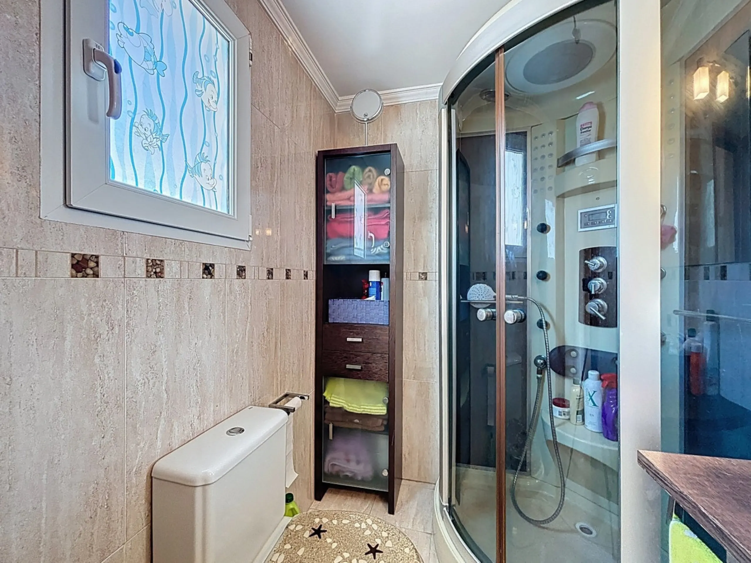 This charming penthouse in Algarrobo Costa has 2 bedrooms, 1 bathroom, a bright living-dining room and a fully equipped kitchen. Its large terrace allows you to enjoy stunning views of both the beach and the mountains, being an ideal space to relax, sunba