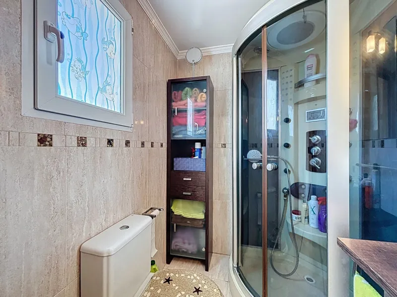 This charming penthouse in Algarrobo Costa has 2 bedrooms, 1 bathroom, a bright living-dining room and a fully equipped kitchen. Its large terrace allows you to enjoy stunning views of both the beach and the mountains, being an ideal space to relax, sunba