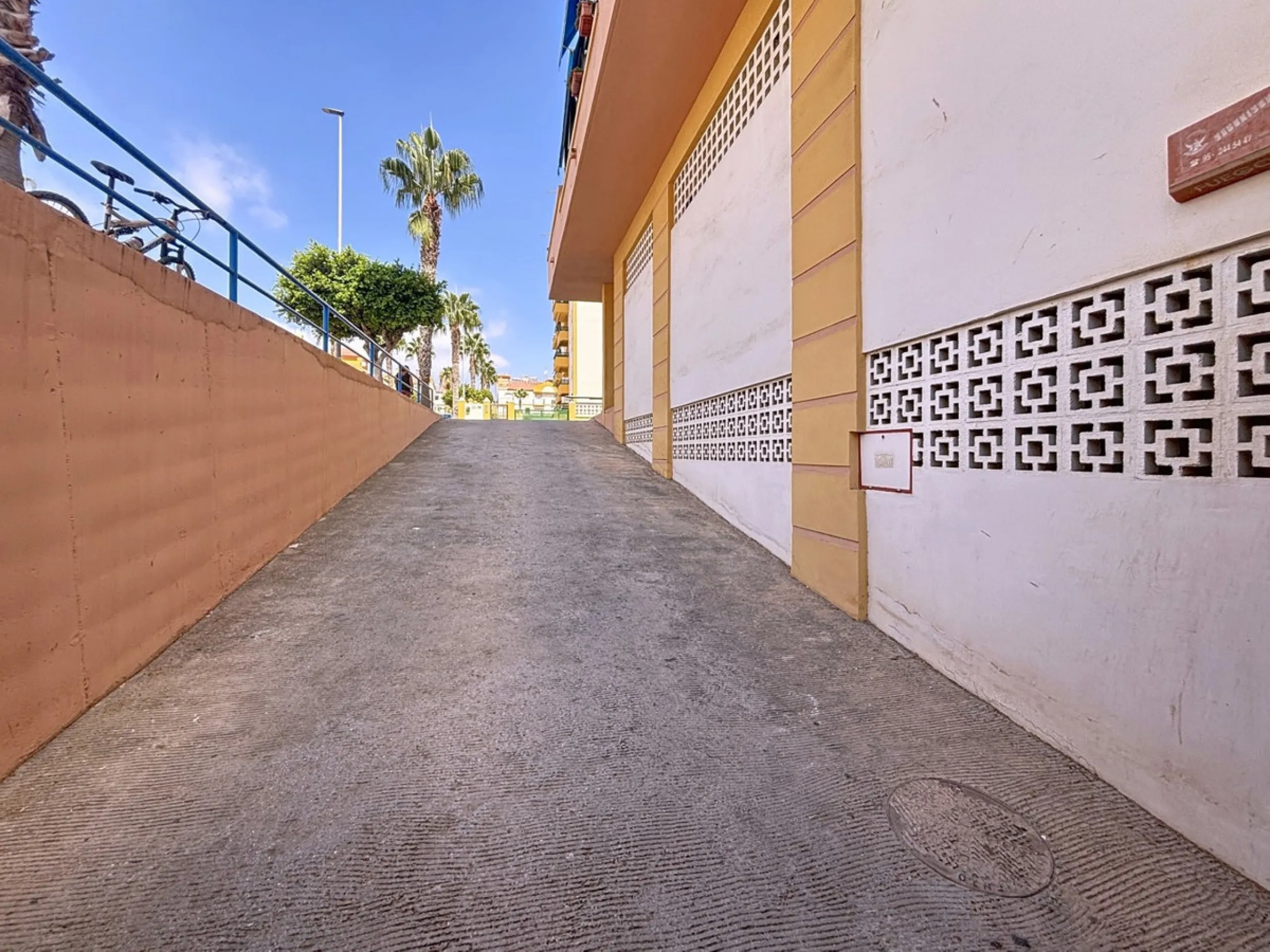 This charming penthouse in Algarrobo Costa has 2 bedrooms, 1 bathroom, a bright living-dining room and a fully equipped kitchen. Its large terrace allows you to enjoy stunning views of both the beach and the mountains, being an ideal space to relax, sunba
