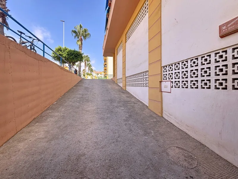 This charming penthouse in Algarrobo Costa has 2 bedrooms, 1 bathroom, a bright living-dining room and a fully equipped kitchen. Its large terrace allows you to enjoy stunning views of both the beach and the mountains, being an ideal space to relax, sunba