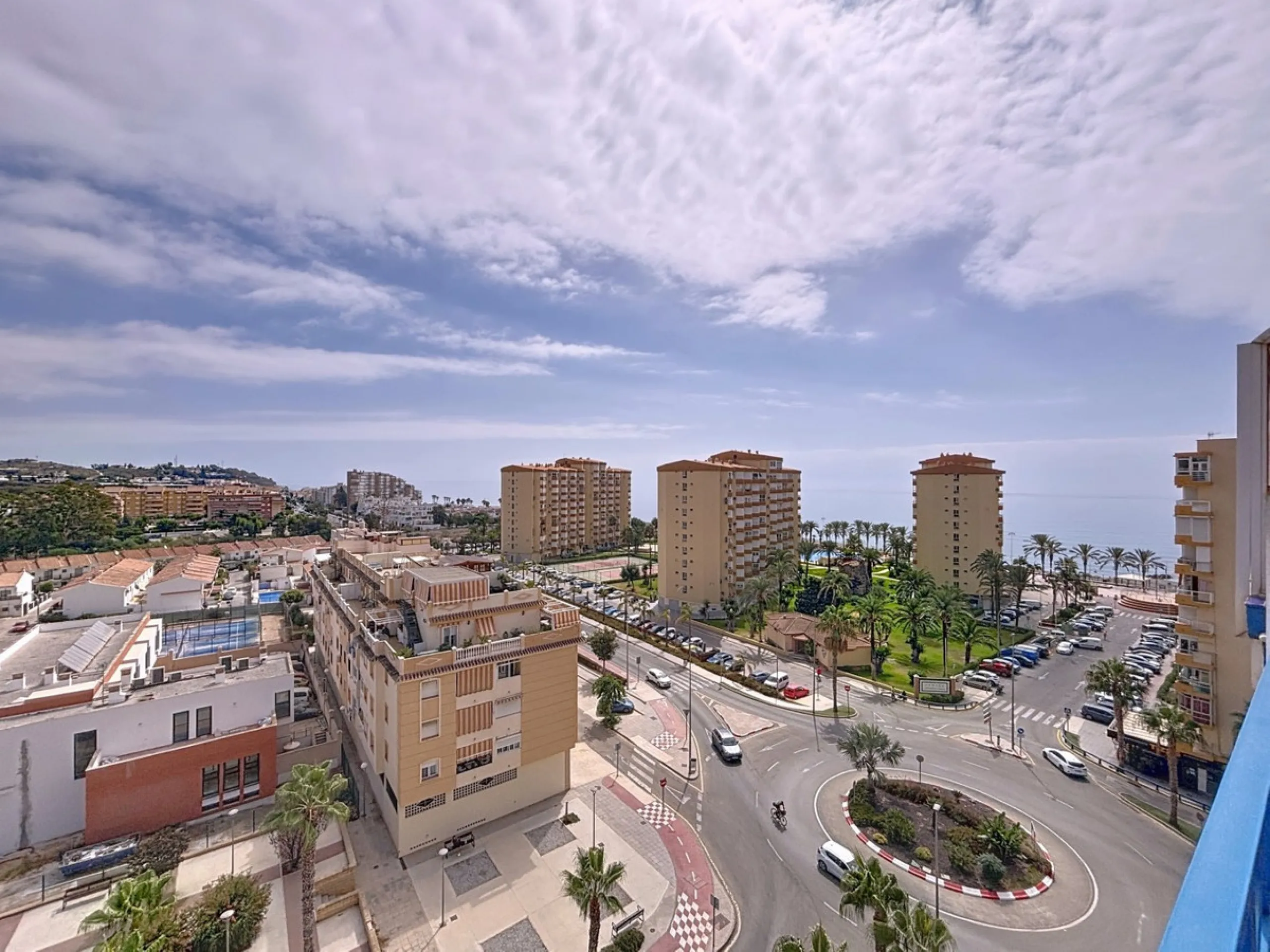 This charming penthouse in Algarrobo Costa has 2 bedrooms, 1 bathroom, a bright living-dining room and a fully equipped kitchen. Its large terrace allows you to enjoy stunning views of both the beach and the mountains, being an ideal space to relax, sunba