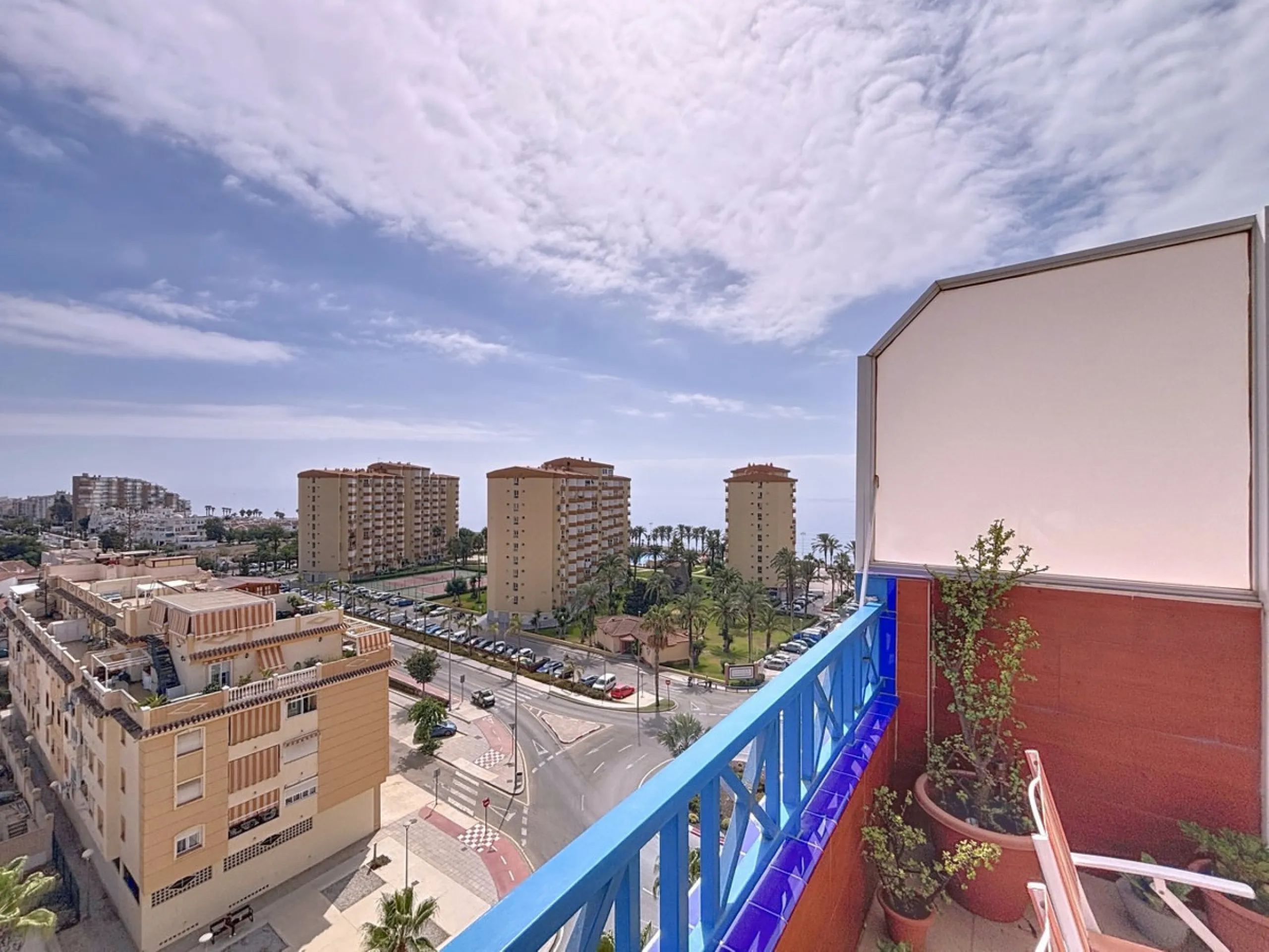 This charming penthouse in Algarrobo Costa has 2 bedrooms, 1 bathroom, a bright living-dining room and a fully equipped kitchen. Its large terrace allows you to enjoy stunning views of both the beach and the mountains, being an ideal space to relax, sunba