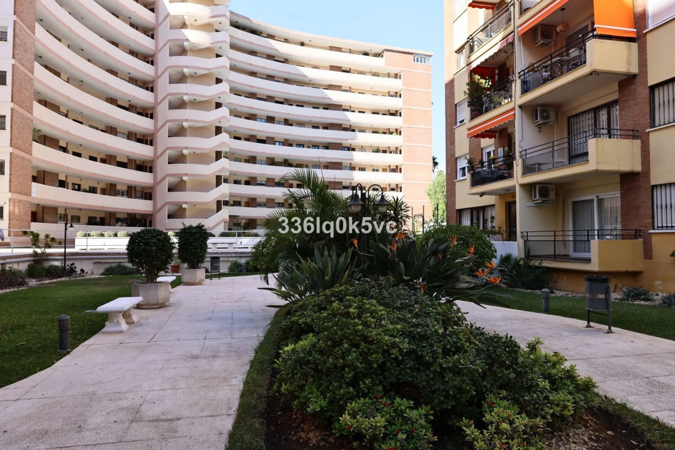 Apartment - Middle Floor Apartment в продаже в Marbella, Málaga. В доме 2 спален и 1 ванных комнат. Площадь дома 90 м²