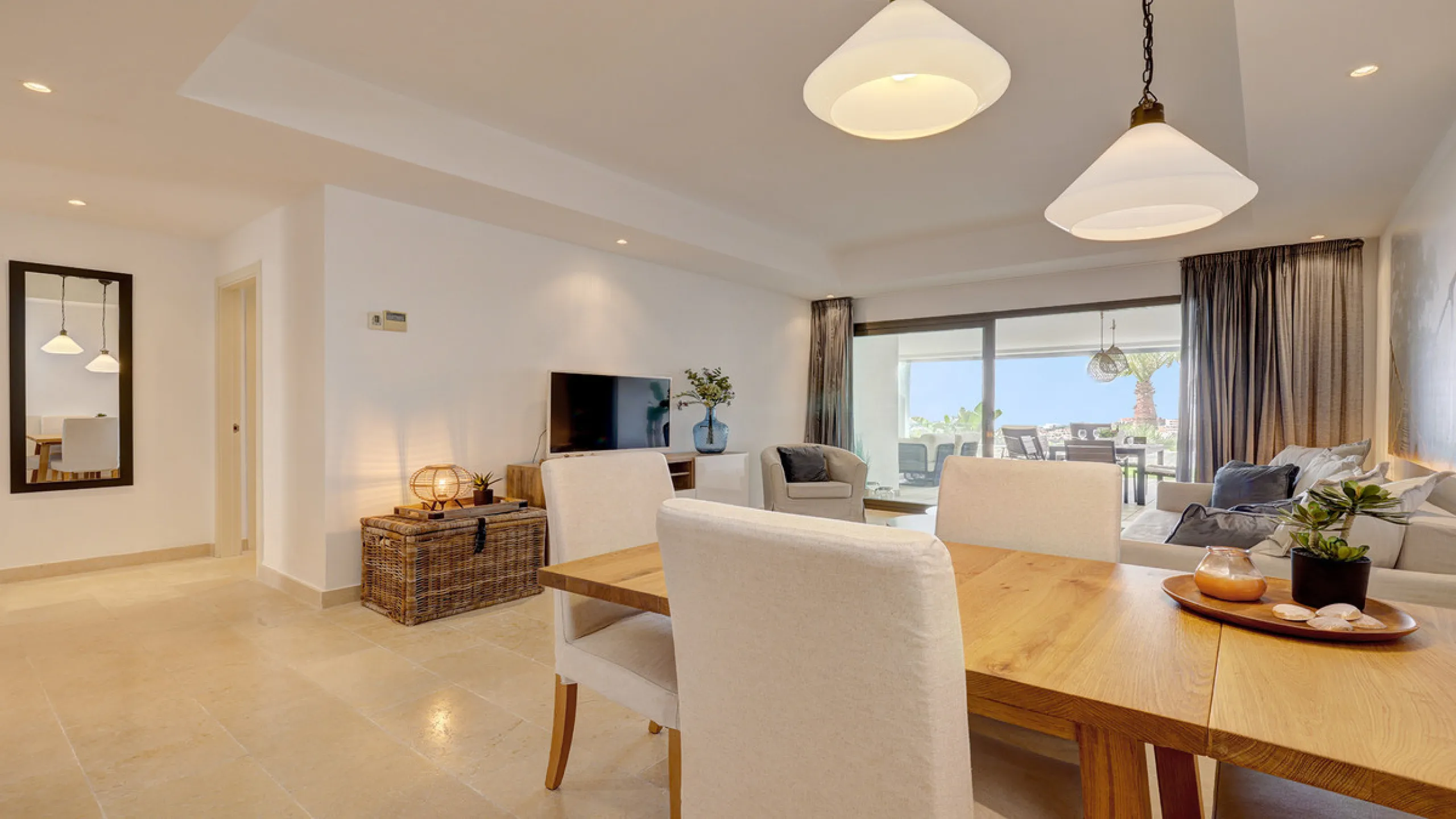 Diese elegante Erdgeschosswohnung liegt in der exklusiven Wohnanlage Terrazas de Cortesin, mitten im weltbekannten Finca Cortesin Golf Resort in Casares. Bekannt für seinen Meisterschaftsgolfplatz (Austragungsort des Solheim Cups 2023)