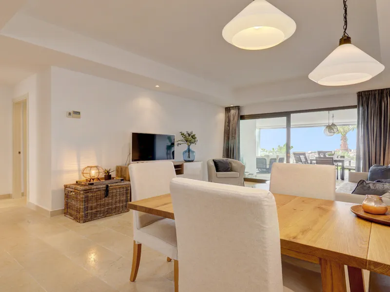 Diese elegante Erdgeschosswohnung liegt in der exklusiven Wohnanlage Terrazas de Cortesin, mitten im weltbekannten Finca Cortesin Golf Resort in Casares. Bekannt für seinen Meisterschaftsgolfplatz (Austragungsort des Solheim Cups 2023)
