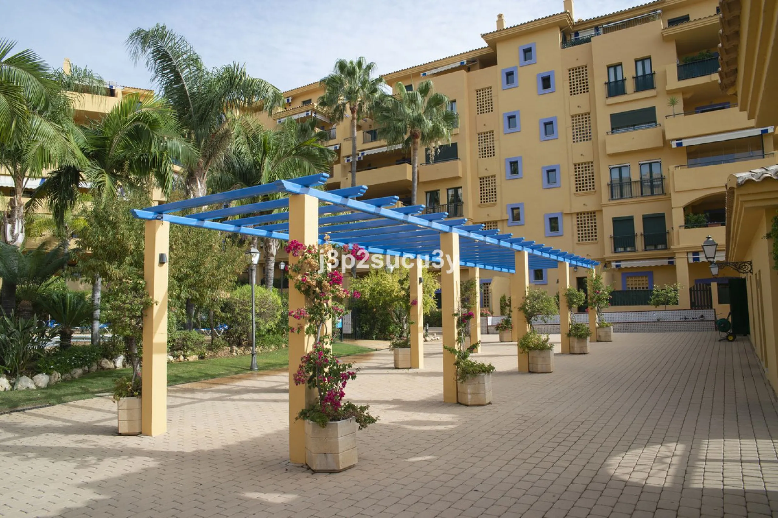 San Pedro de Alcántara: 'Los Almendros', a gated complex that combines elegance, security and quality of life.