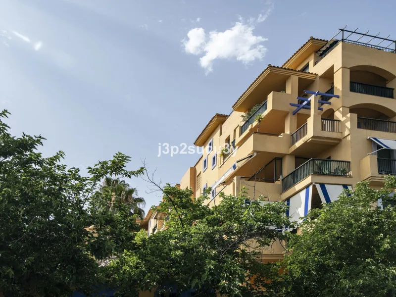 San Pedro de Alcántara: 'Los Almendros', a gated complex that combines elegance, security and quality of life.